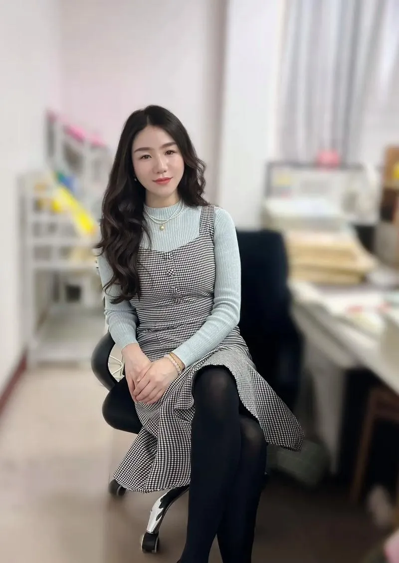 《27岁女教师 日常一幕 第1章》官方中文版：细腻叙事与沉浸体验的完美融合