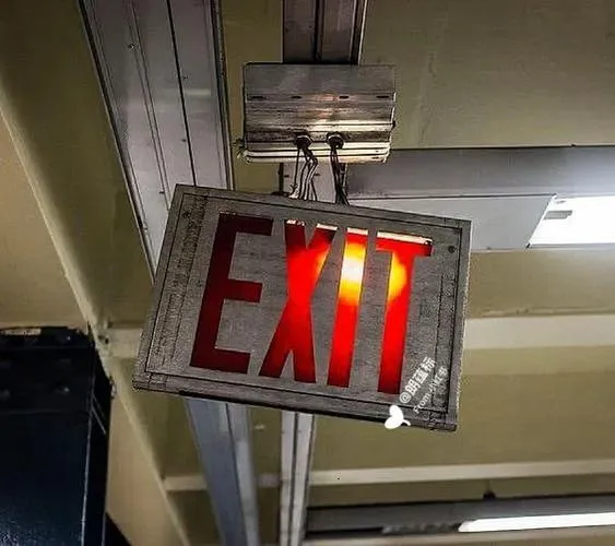 《爱的出口：EXIT》Steam官中版：3D情感抉择地狱，用对话拆解人性底牌