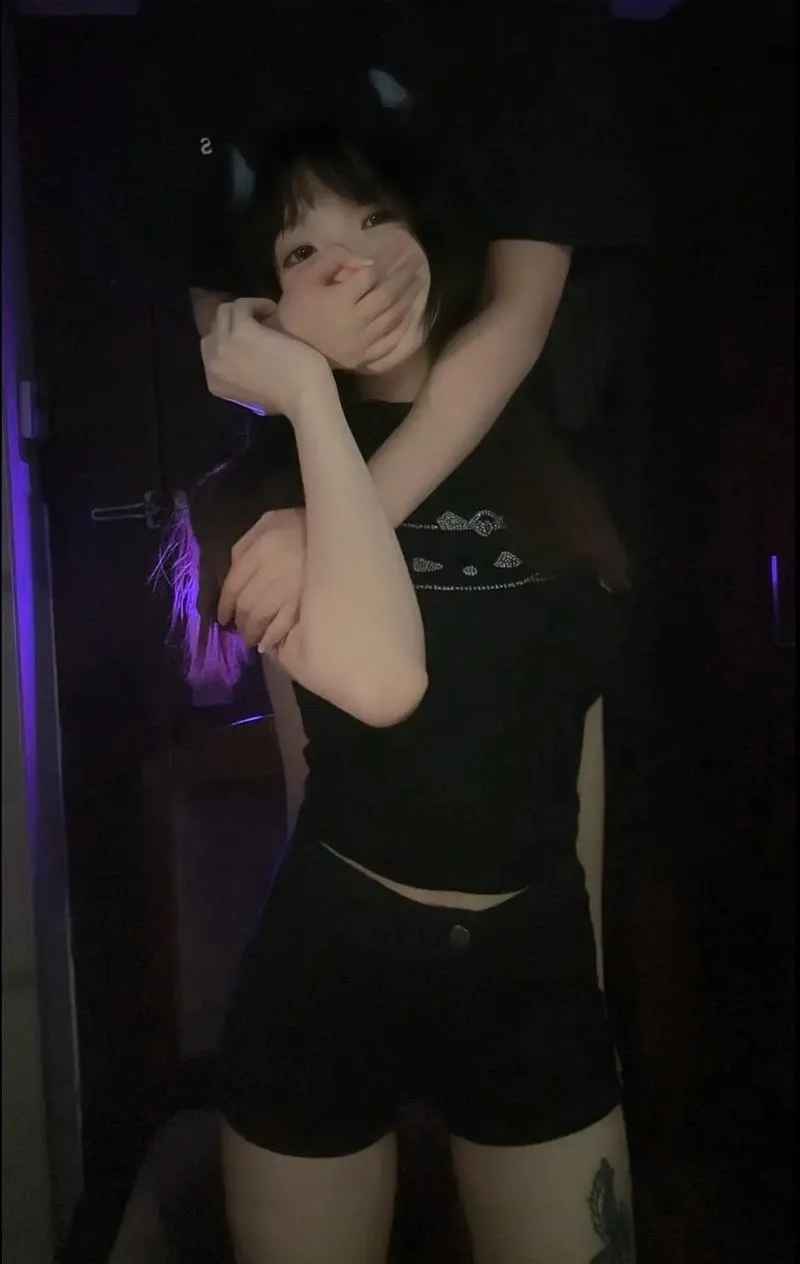 《被黑辣妹控制射精了吗 ~啊,让我穿各种衣服兴奋起来什么的真是恶心~》汉化中文版